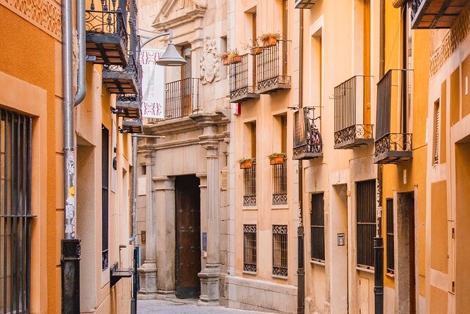 Segovia Scavenger Hunt and Sights Self-Guided Tour - Casa de los Picos and the city streets