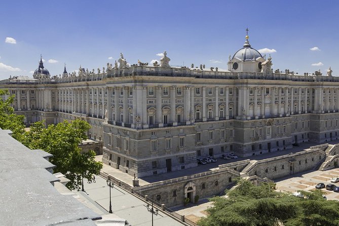 Skip-the-line Madrid Royal Palace with tapas tasting & Retiro Park - Starting beneath the Alcalá Gate