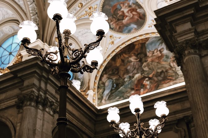 Skip the Line Royal Palace Madrid Exclusive Guided Tour - Meeting the Guide at Plaza de la Armería