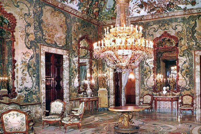 Skip the Line Royal Palace Madrid Tour Semi-Private 8ppl max - The Hall of Alabarderos and the palace guards