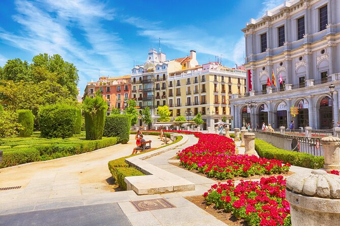 Surfing Madrid: From the Palace to the Tavern Private Tour - Walking through La Latina’s narrow lanes