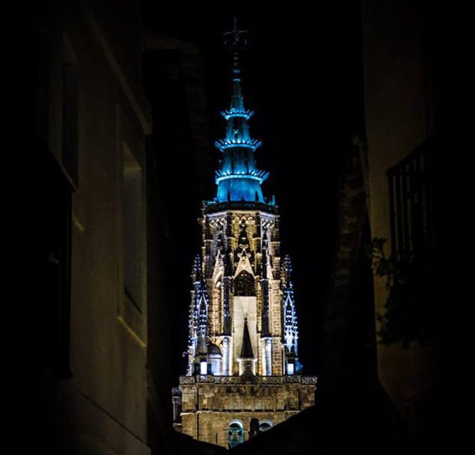 Toledo Cathedral Guided Tour in Spanish - Reading the monumental cathedral facade