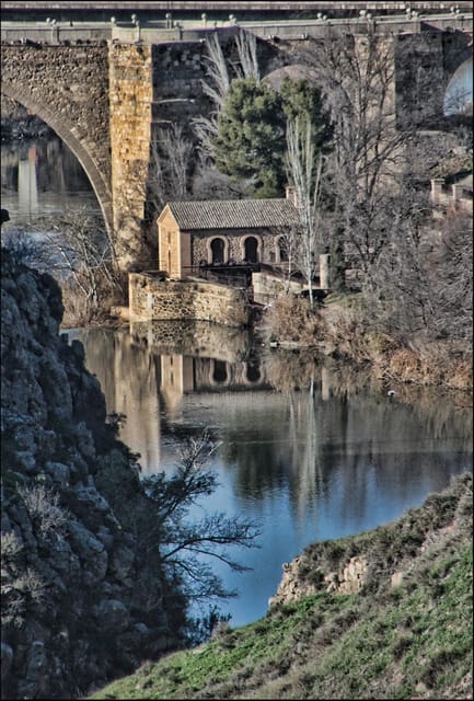 Toledo: Monumentos esenciales: Alcazar, Catedral, Sinagoga - The Jesuit church and a major collection of relics