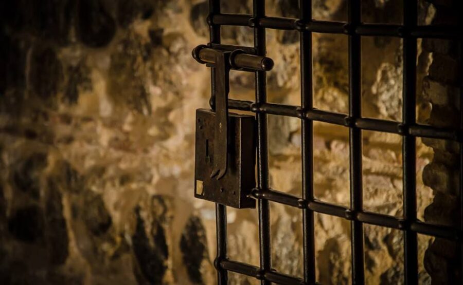 Toledo: Mysteries and Secrets Tour in Spanish - Toledo after dark, with a darker story