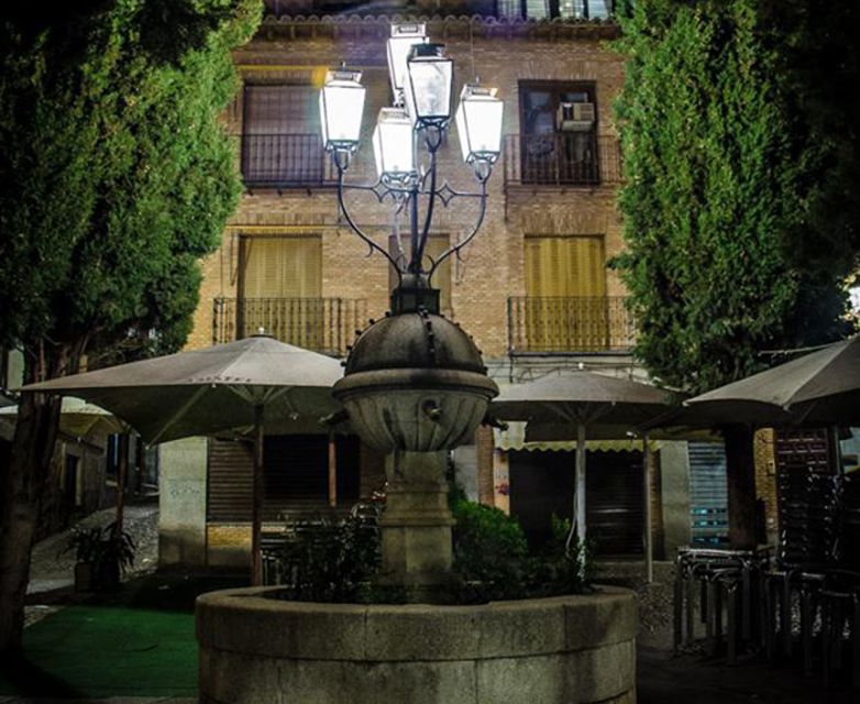 Toledo: Mysteries and Secrets Tour in Spanish - Entering an old Inquisition dungeon