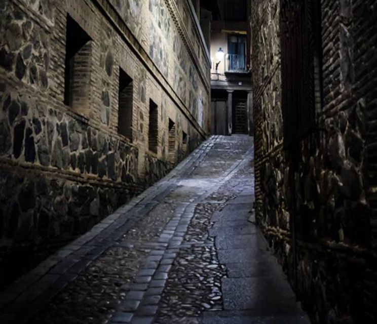 Toledo: Mysteries and Secrets Tour in Spanish - Following the stories through Toledo’s center