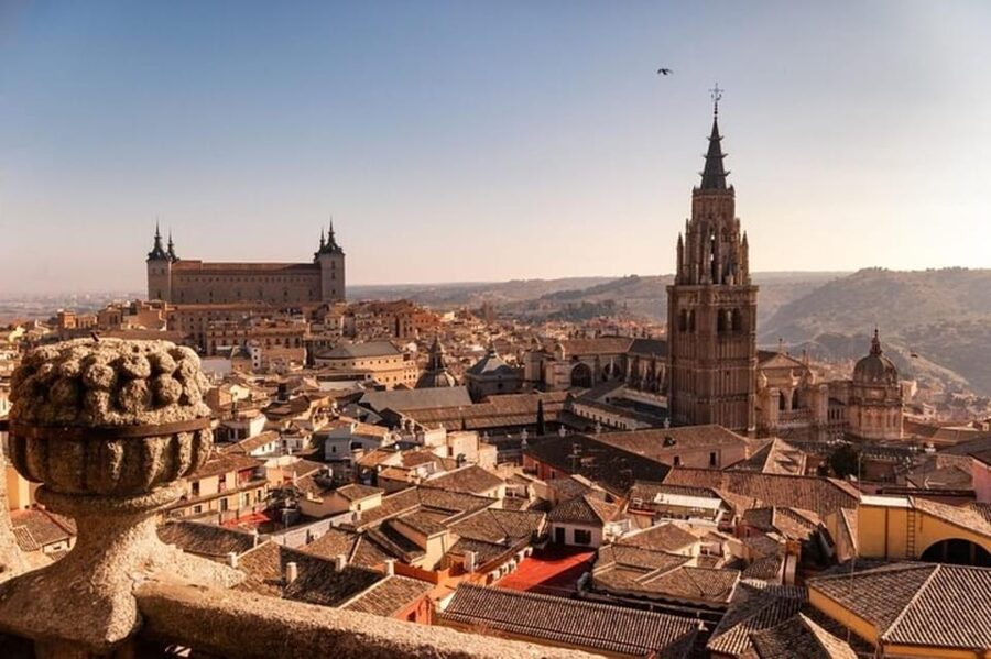 Toledo : Private Walking Tour with a Pro guide - Walking the Murallas de Toledo
