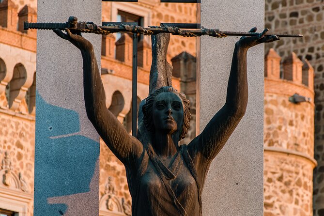 Toledo Scavenger Hunt and Highlights Self-Guided Tour - Following 10 or more Toledo attractions