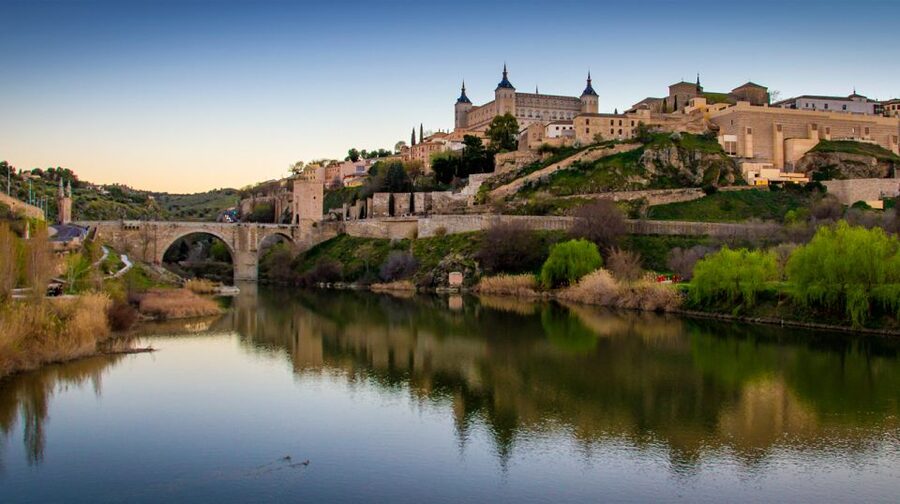 Toledo: Three Cultures Walking Tour in Spanish - Starting near the Cathedral and finding the office