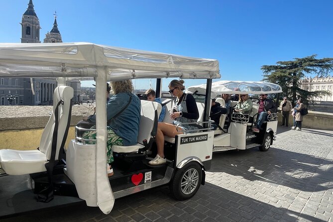 Tour en tuk-tuk electrico por MADRID MODERNO - Columbus, the National Library, and Cibeles