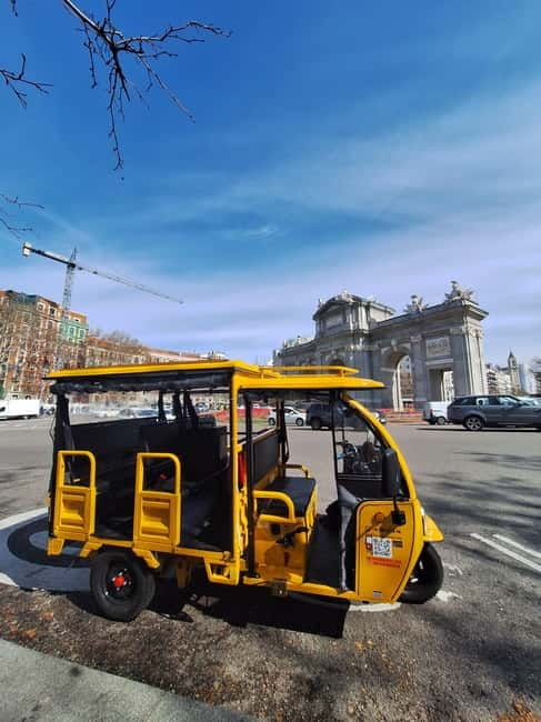Tour en Tuk Tuk por lo mejor de Madrid - Prado, San Jerónimo, and Retiro Park