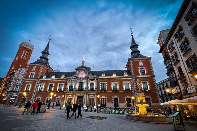 Tour "Madrid of the Austrias" | Old Town ❤️ - Royal Palace: royal stories from the outside