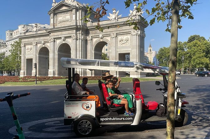 Tour Madrid: Royals, Plazas & Secrets 3H - Puerta de Alcalá and Retiro Park
