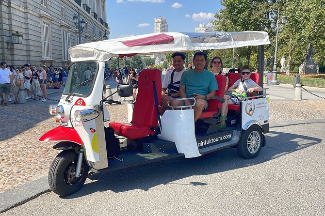 Tour Madrid: Royals, Plazas & Secrets 3H - Columbus, Cibeles and Gran Vía