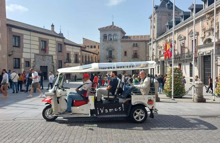 Tour Madrid: Secrets in a Electric Tuk Tuk - Comfort, weather, and the view from the seat