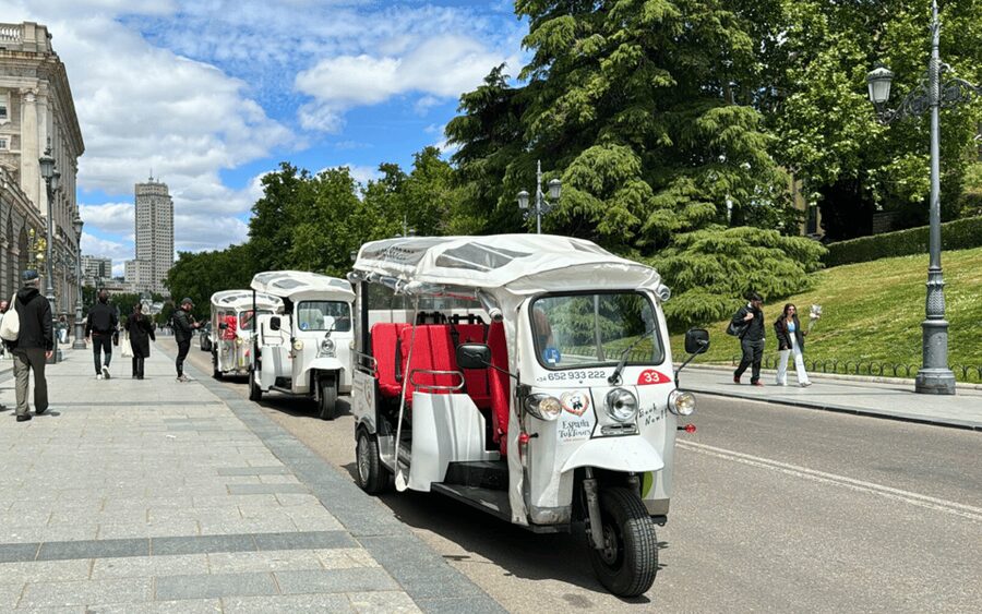 Tuk Tuk Tour with Wine Test in Madrid - Retiro Park and Madrid’s open side