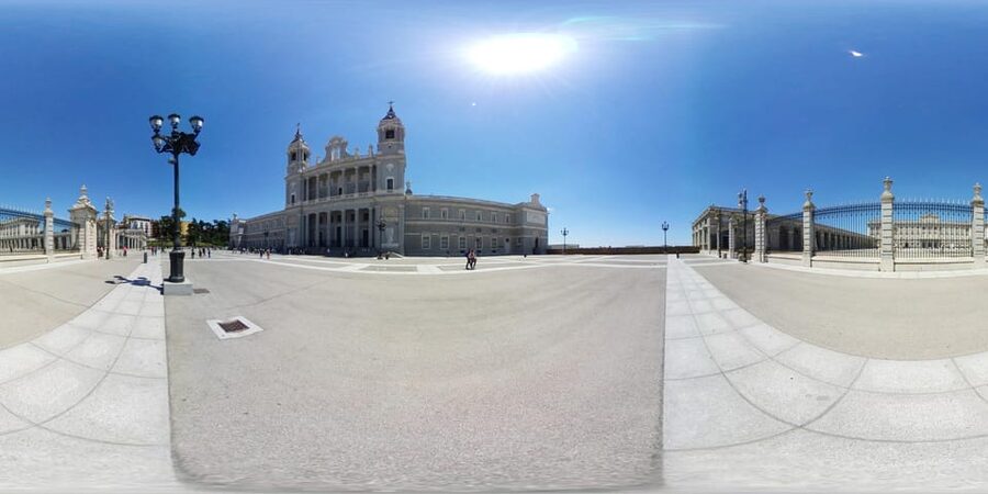 Virtual Reality Experience Fun And Tickets & Imageen - Seeing Madrid’s past through a headset